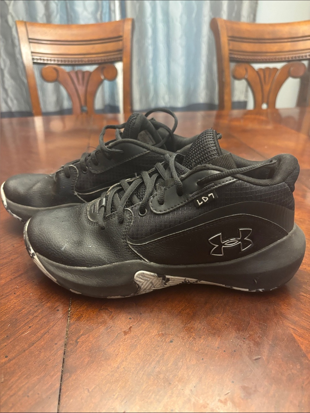 Big boys Under Armour Black and Silver Mid-Top Training Shoes